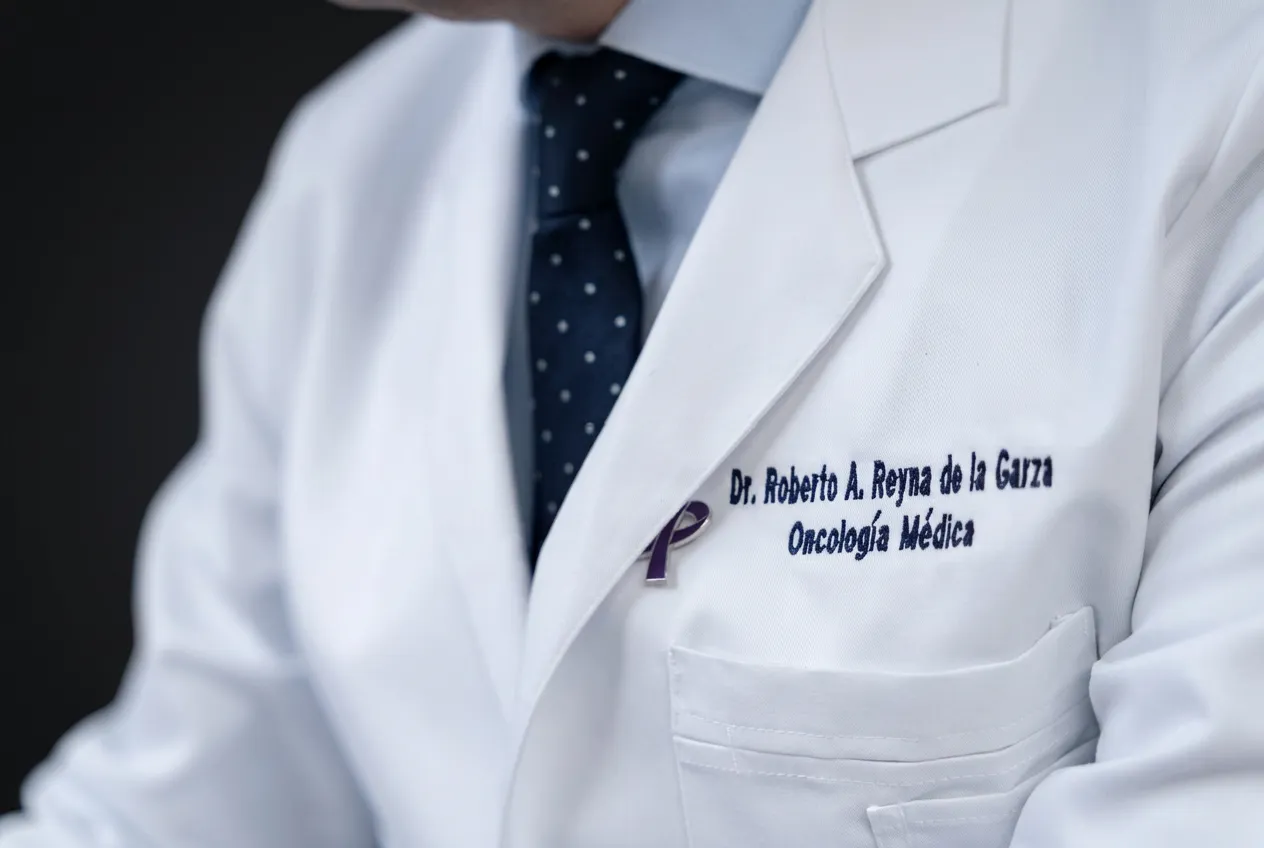 Detalle de la bata del Dr. Roberto A. Reyna de la Garza — Oncología Médica